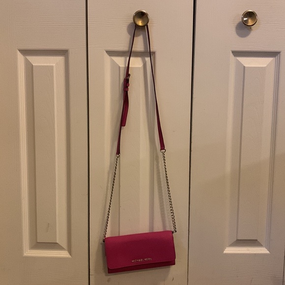 🥳 HP! 💞 MICHAEL KORS CHAIN WRISTLET PURSE - Picture 4 of 15